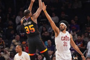 bet365体育-杜兰特在RNG比赛中比分优势明显，精彩发挥引发热议！-bet365体育